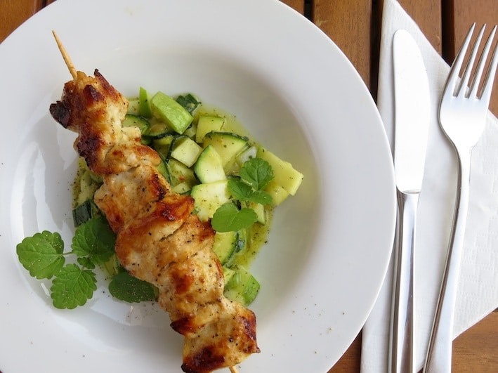 Gegrillte Hähnchenspieße an Zucchini-Apfelsalat_1
