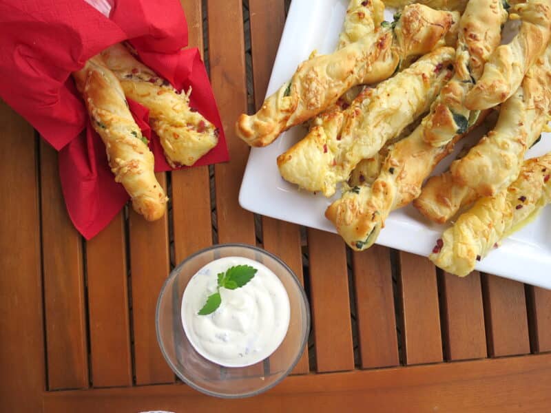 Blätterteigstangen mit Sauerrahm-Dip