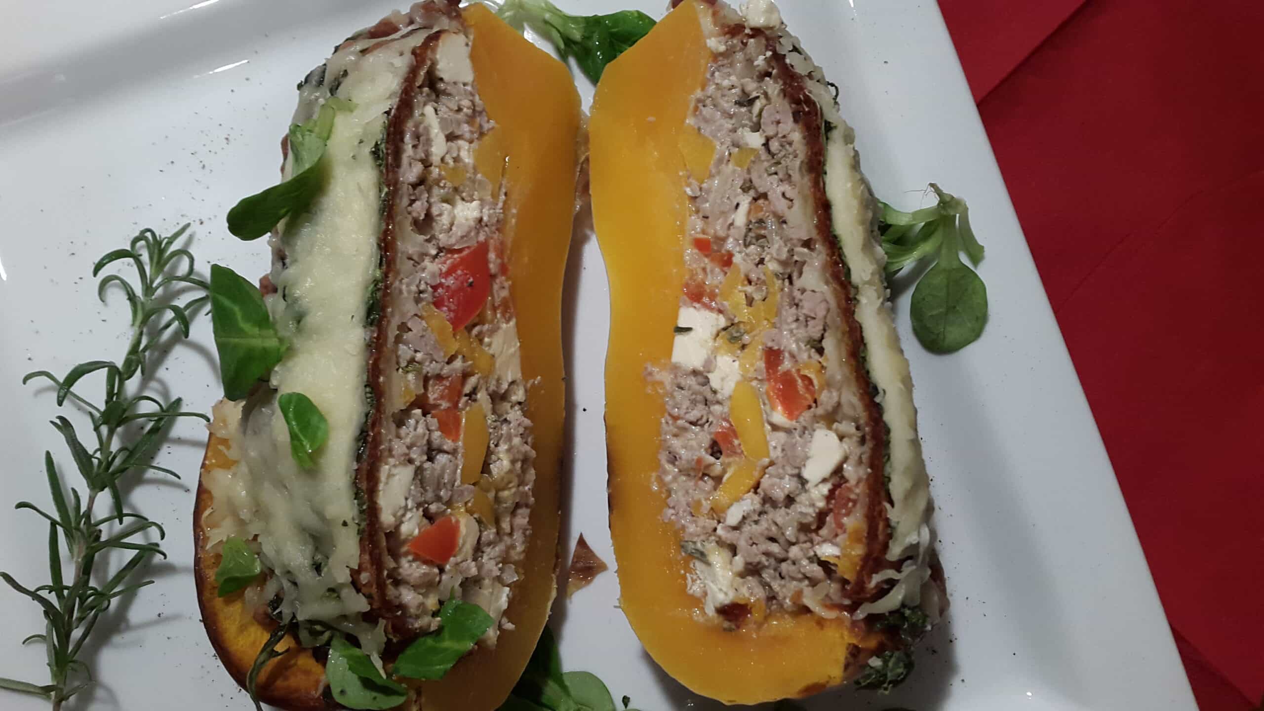 Gefüllter Butternut-Kürbis