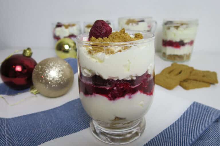 Weihnachtsdessert mit Spekulatius und Himbeeren