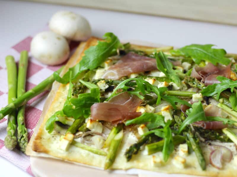 Flammkuchen mit Spargel und Parmaschinken