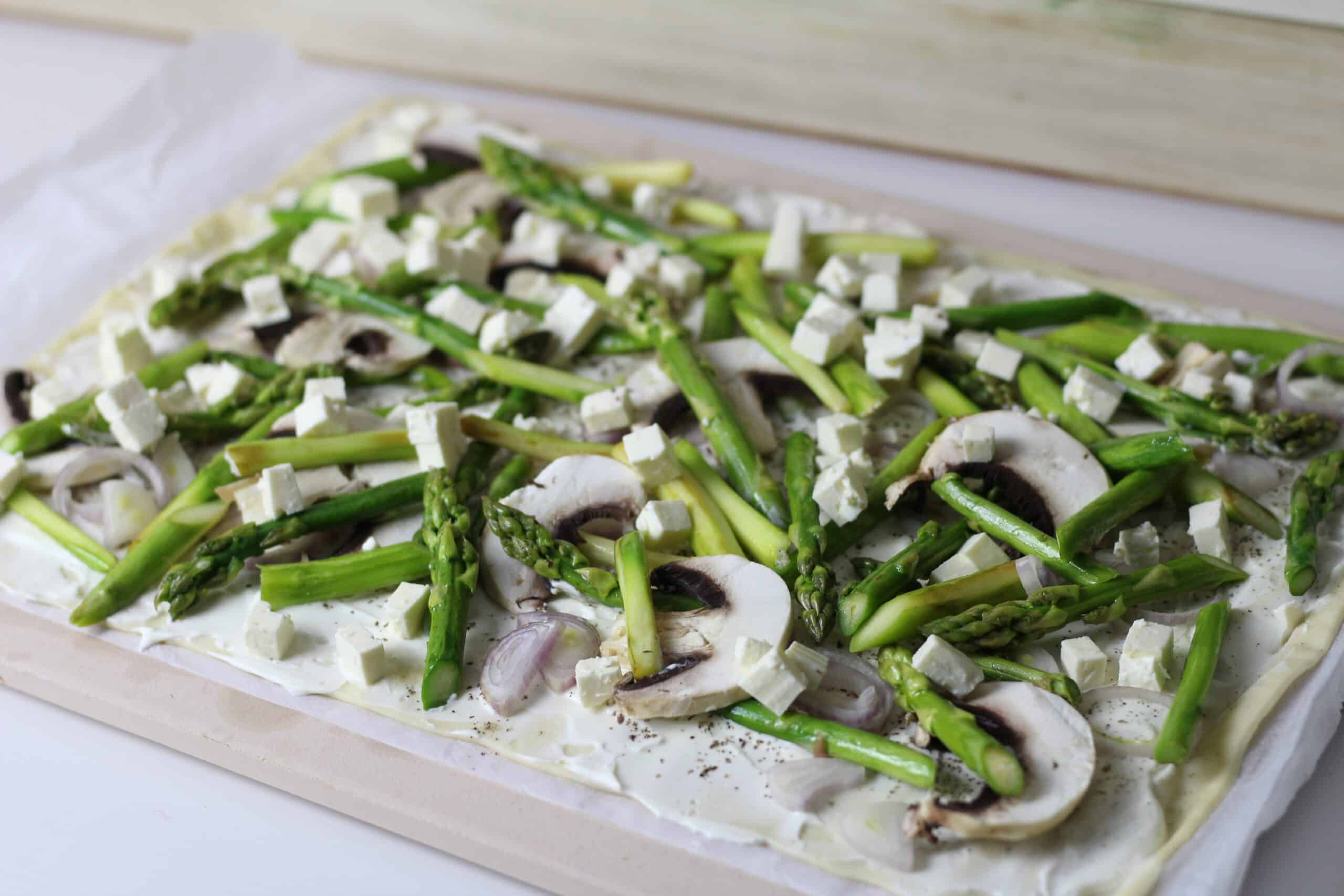 Flammkuchen mit Spargel und Parmaschinken