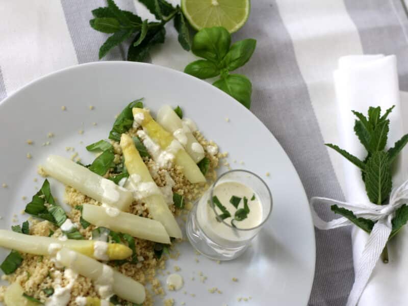 Honig-Spargel auf Kräuter-Couscous